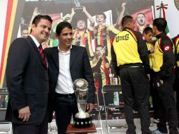 Sandoval Díaz estuvo con Alfonso Sosa, técnico de los tapatíos. ESPECIAL /