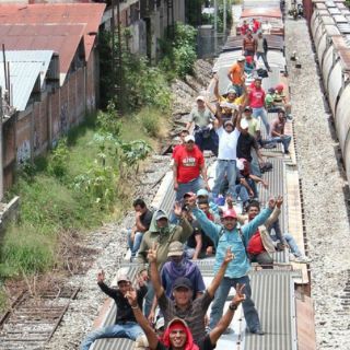 Cerca de 100 migrantes son asaltados en 'La Bestia'