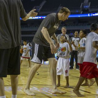 Jugadores de Spurs se quitan los tenis para 'cascarear' con triquis