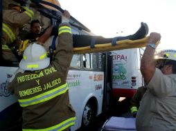Por el accidente, acudieron bomberos a realizar labores de auxilio.  /