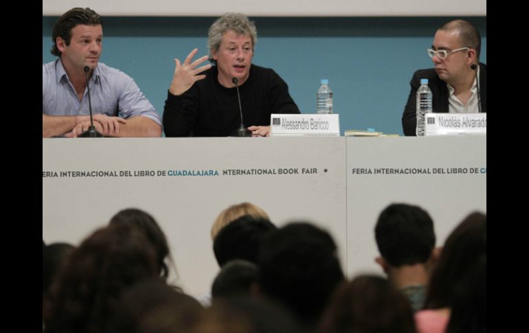 Alessandro se mostró amable con la presencia de los jóvenes; estuvo acompañado por el periodista cultural Nicolás Alvarado.  /