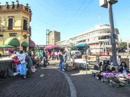 Docenas de comerciantes ambulantes con permiso temporal se pueden observar en los alrededores de la zona de San Juan de Dios.  /