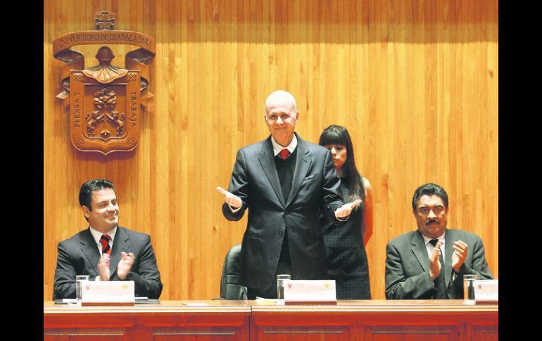 Paraninfo. Raúl Padilla en su condecoración como Caballero de la Orden de la Legión de Honor por parte del Gobierno de Francia.  /