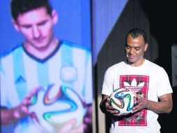 La FIFA aprovechó el sorteo para presentar el balón oficial del certamen. AP /