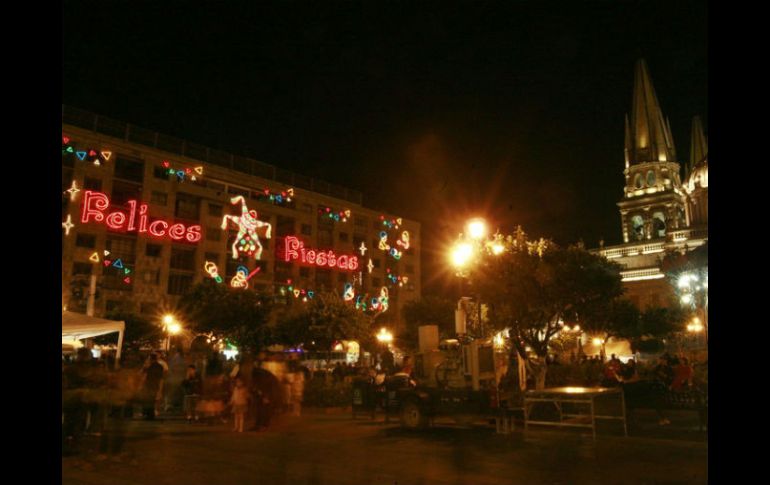 Desde hace 55 años, el tradicional ornato navideño ha sido colocado en el primer cuadro de la ciudad. ARCHIVO /