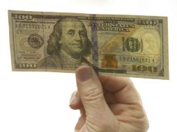 El billete de 100 dólares contaba con otras seis medidas de seguridad aparte de las dos nuevas que incluye. NTX /