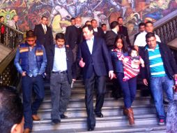 Patisthán (i) sale de la reunión acompañado por su familia y el secretario de Gobernación, Miguel Ángel Osorio Chong (c). SUN /