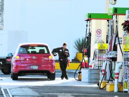 Brillan por su ausencia. Empleados de gasolineras aseguran que las pipas que surten el combustible tardan hasta tres días en llegar.  /
