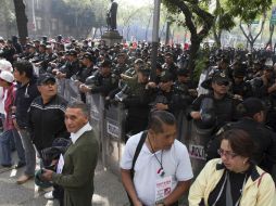 Integrantes de Morena y miembros de otras organizaciones realizan plantones en las inmediaciones del Senado de la República. ARCHIVO /