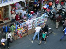 Las acciones se dirigen a los puestos ambulantes y de los propios locatarios de la zona que sacan sus productos a las banquetas. ARCHIVO /