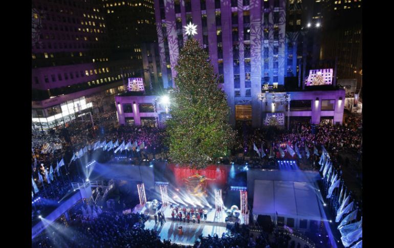 El árbol tendrá sus luces navideñas encendidas hasta el 7 de enero desde las 5:30 de la madrugada hasta las 23:30 de la noche. EFE /