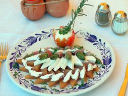 Se deben evitar productos embutidos (jamón, salchichas, etcétera) y los enlatados en exceso para prevenir la enfermedad. ARCHIVO /