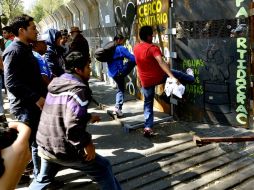 Manifestantes de Morena tiraron algunas vallas metálicas colocadas para resguardar la sede del Senado. SUN /
