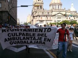 Comerciantes exigen a las autoridades terminar con el ambulantaje en la zona Centro de la ciudad.  /