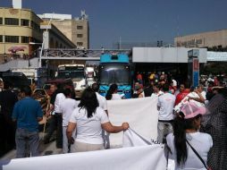 Comerciantes bloquearon el Macrobús como protesta al ambulantaje en el Centro de Guadalajara.  /