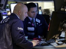 Las acciones bajaron por temor de que la FED suspenda su programa de estímulos económicos. AP /