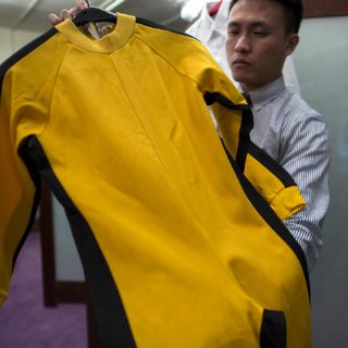 Venden icónico traje que Bruce Lee vistió en 'Juego de la Muerte'
