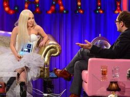 Gaga participa en el programa británico 'Alan Carr:Chatty Man', en donde luce un extraño atuendo con una iPad incluida. ESPECIAL /