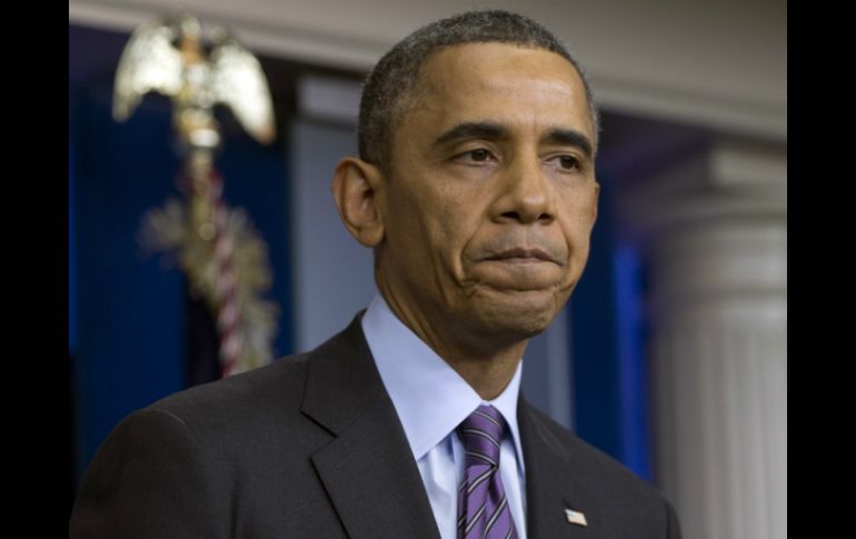 El mandatario revela que sus hijas sí tienen iPhone, y 'parecen pasar mucho tiempo usándolo'. AP /