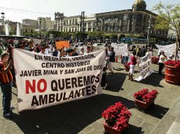 El contingente marchó a un lado del mercado San Juan de Dios por Javier Mina hacia el Palacio de Gobierno y el Palacio Municipal.  /