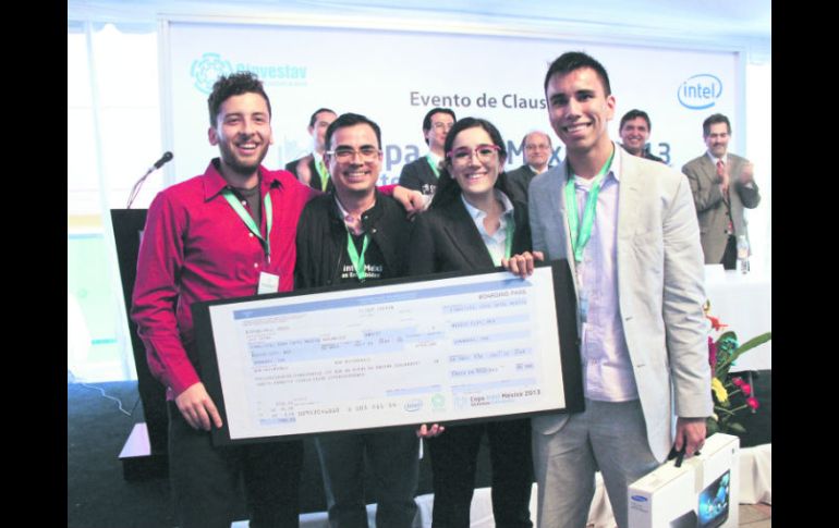 Rodrigo Mendoza, Sofía Padilla, Fernando Martínez, de Intel, y Tlakaelel Ceja Valadez viajarán a China a presentar su proyecto.  /