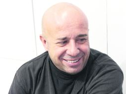 El libro. Bellatin presentó en la FIL 'Gallinas de madera',  donde mezcla el testimonio, la ficción, la historia y hasta el absurdo. ESPECIAL /