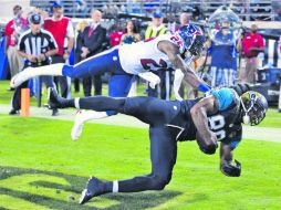 El ala cerrada de Jacksonville, Mercedes Lewis, atrapa un pase de una yarda para anotación, ante la marcación del esquinero de Houston. AP /