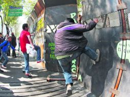 Manifestantes golpean la valla que resguarda el Senado, donde el domingo comienza a discutirse la reforma energética. EFE /