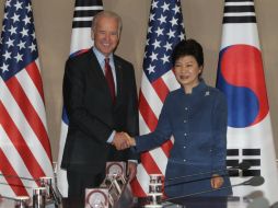Al término de su visita por Beijing, Joe Biden partió a Corea del Sur. En la imagen con la presidenta Geun-hye Park. EFE /