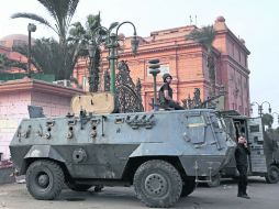 En la propuesta de Constitución el presidente mantiene el respaldo militar para asegurar el orden. AP /