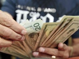 El dólar y el euro ceden nueve y 11 centavos al peso, respectivamente. ARCHIVO /