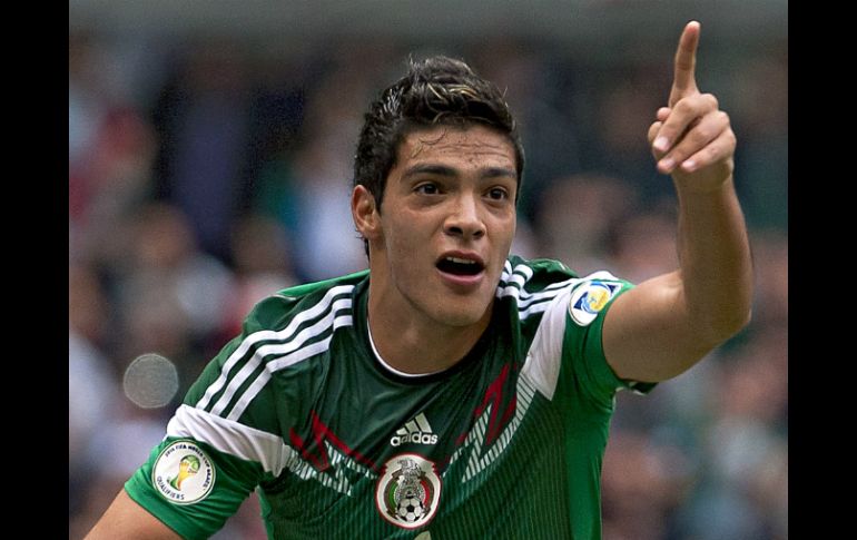 Raúl Jiménez asegura que se puede competir a los rivales que quedaron. AFP /