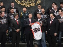 El primer mandatario y algunos de los jugadores dentro del recinto. MEXSPORT /