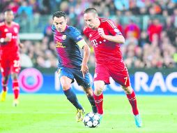 Franck Ribéry conduce el balón ante la marca de Xavi Hernández, en las seminifinales de la 'Champions'.  /