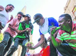 Toman las calles. Ambulantes se manifestaron ayer, incluso se dieron tiempo para comer tacos en la vía pública.  /