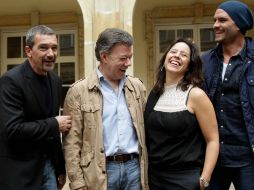 El presidente colombiano recibe a Banderas y a parte del equipo fílmico de la cinta. EFE /