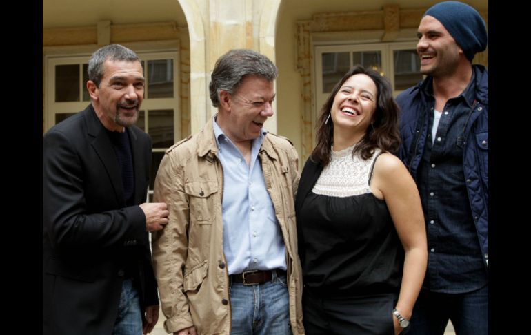 El presidente colombiano recibe a Banderas y a parte del equipo fílmico de la cinta. EFE /