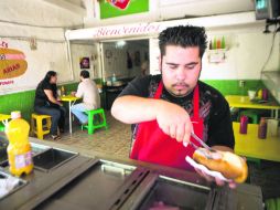 Por 50 pesos, puedes disfrutar de un par de 'dogos' y un refresco... pero es probable que no baste con sólo dos.  /