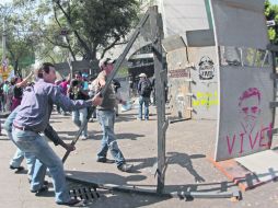 Integrantes de diversos grupos contrarios al proyecto de reforma energética arremeten contra las vallas que rodean y protegen el Senado NTX /