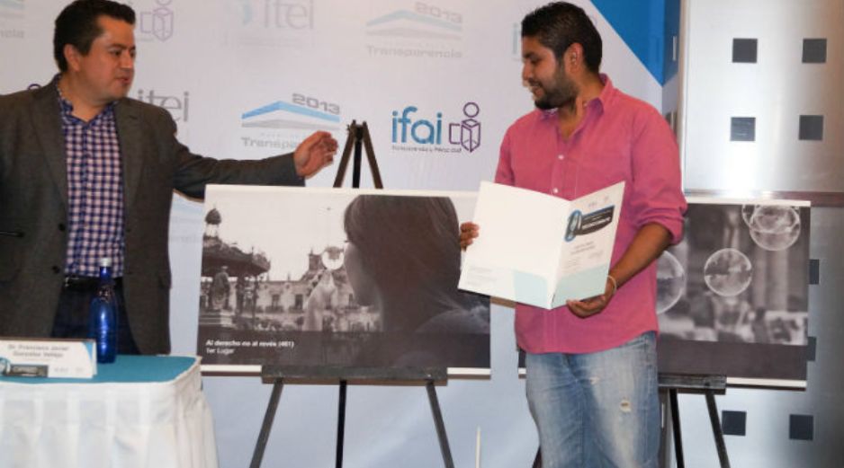 José de Jesús Carrillo, ganador del primer lugar, al lado de las fotografías más destacadas.  /