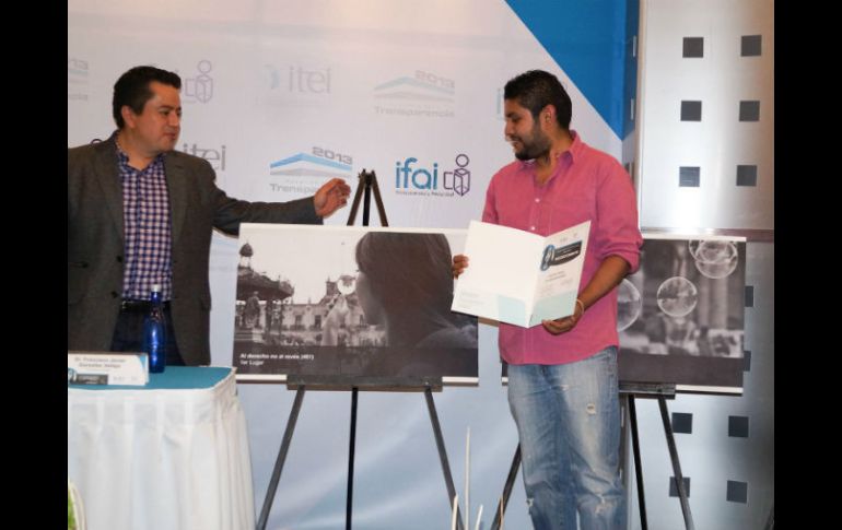 José de Jesús Carrillo, ganador del primer lugar, al lado de las fotografías más destacadas.  /