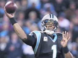 El mariscal de campo de Carolina, Cam Newton,  acumula 422 yardas por tierra, sólo 20 menos que el líder corredor de los Santos. AP /