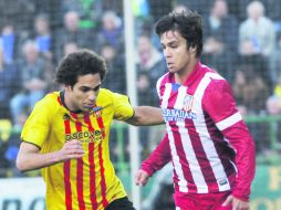 A sus 19 años, Óliver Torres (der) comienza a deslumbrar en el juego ofensivo de los colchoneros. EFE /