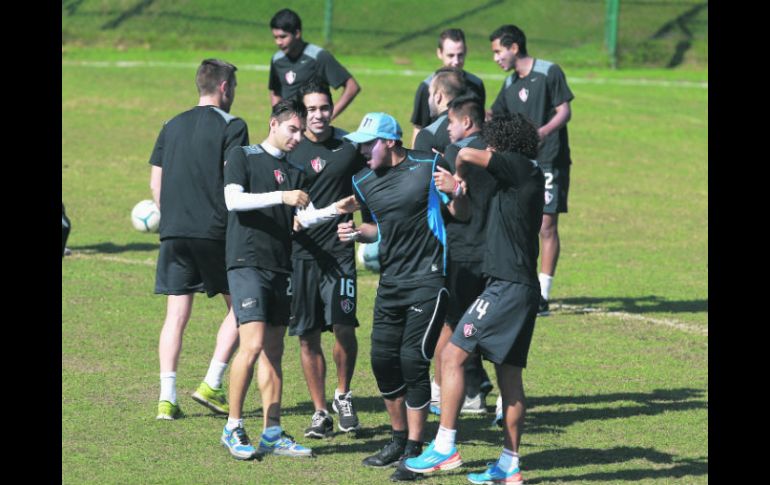El seleccionado chileno, al centro, fue puesto transferible porque llegaron buenas ofertas por él.  /
