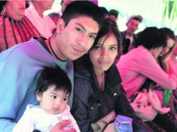 Las parejas recién casadas recibieron su acta de matromonio y convivieron para celebrar su enlace. ESPECIAL /