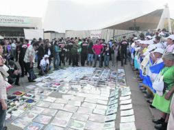 Las mamás de los migrantes centroamericanos desaparecidos se apostaron en la explanada de la FIL para reclamar el regreso de sus hijos.  /
