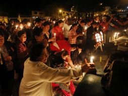 Familiares de las víctimas lloran y rezan por sus parientes. EFE /