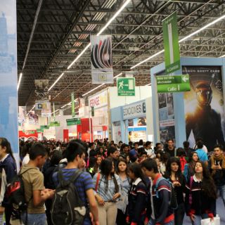 Más de 750 mil personas asisten a la FIL 2013