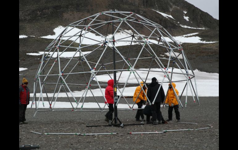 En la imagen, colocan parte del equipo para el concierto. EFE /