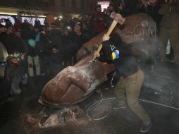 La movilización proeuropea congregó este domingo a cientos de miles de personas en las calles de Kiev. AP /